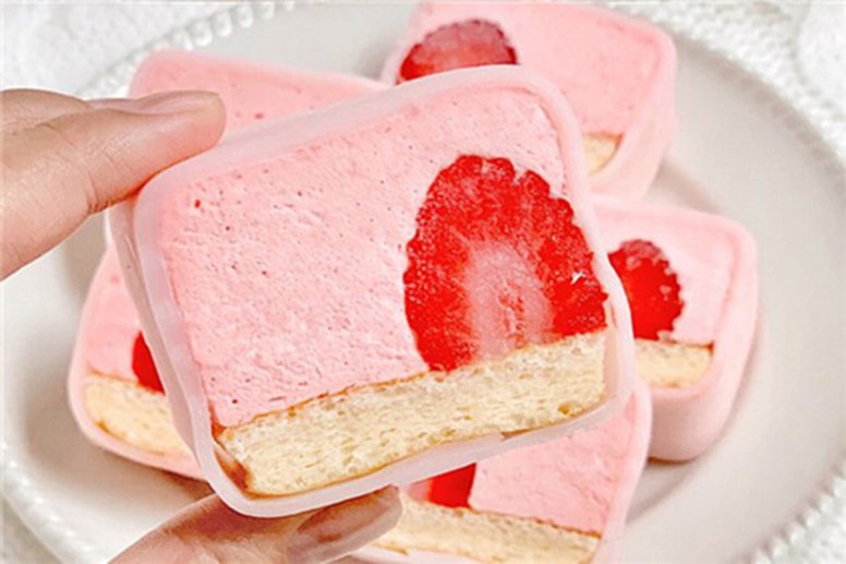 Delicious Strawberry Dessert Roll